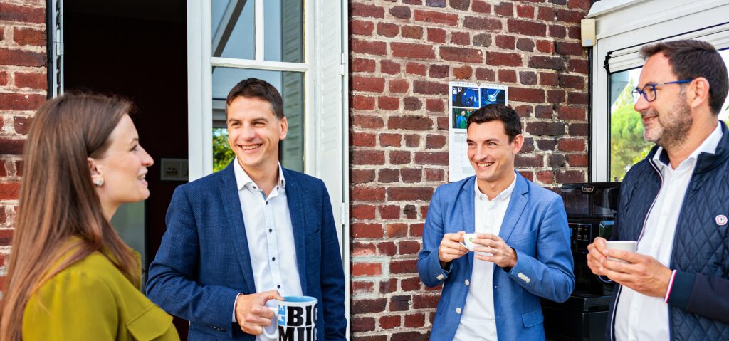 Photo d'équipe dans la veranda du cabinet FP consultants, spécialiste de la performance industrielle sur Compiègne