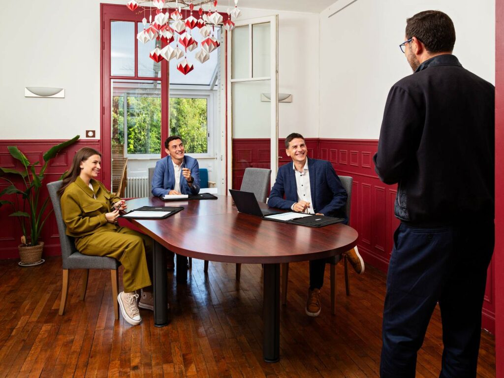 Location de bureaux pour le co-working sur Compiègne au sein du cabinet FP consultants, spécialiste du management industriel, salle de réunion du rez-de-chaussée