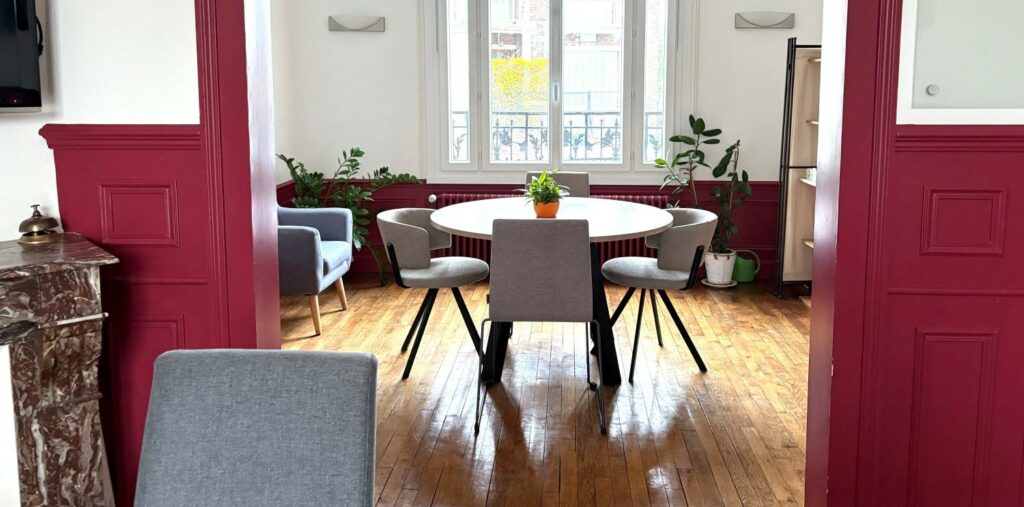 Location de bureaux pour le co-working sur Compiègne au sein du cabinet FP consultants, spécialiste du management industriel, salle de réunion du rez-de-chaussée